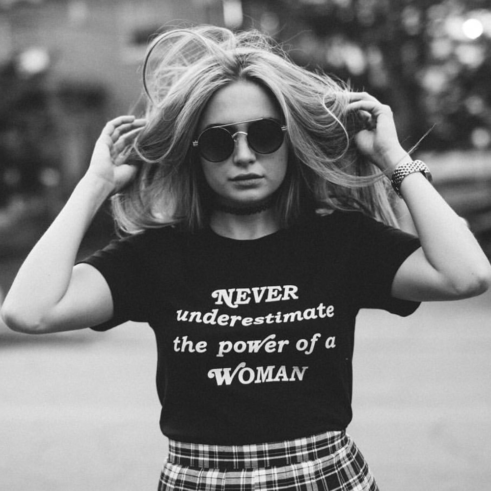NWOT Never Underestimate the Power of a Woman TEE